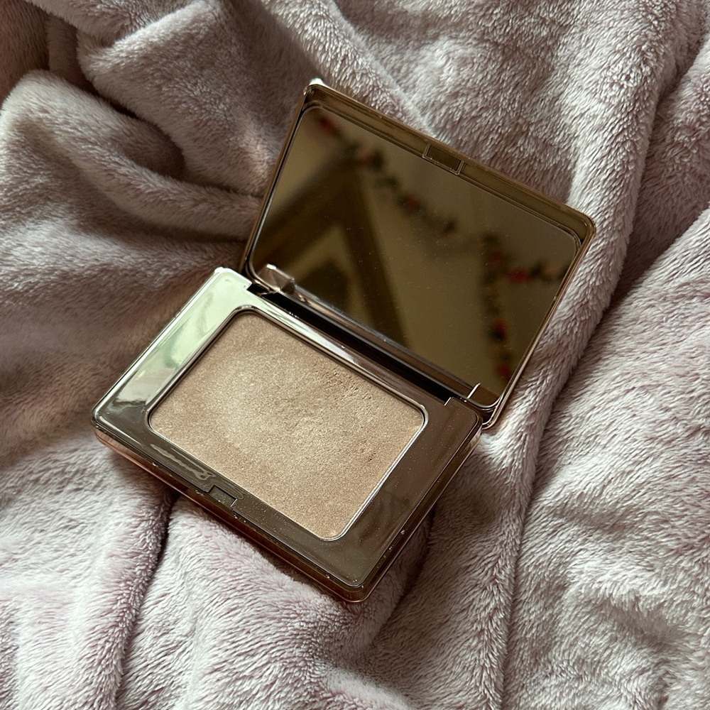 Natasha Denona glow Highlighter in “01 light”